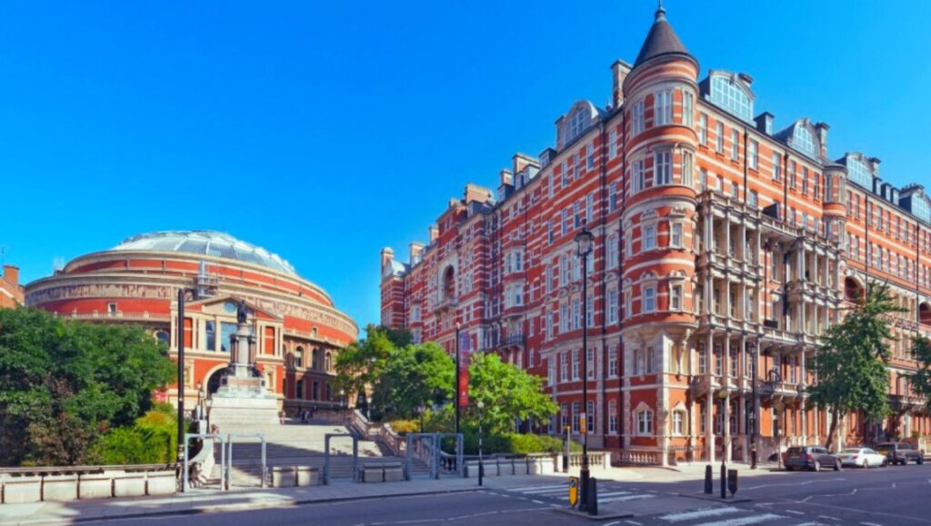 A landlord consulting with RSK Lettings agents in Kensington, London, about property investment opportunities.